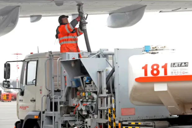 A worker fills an Airbus jet with aviation fuel at Fuhlsbuettel airport in Hamburg, March 14, 2012. REUTERS/Fabian Bimmer/File Photo 