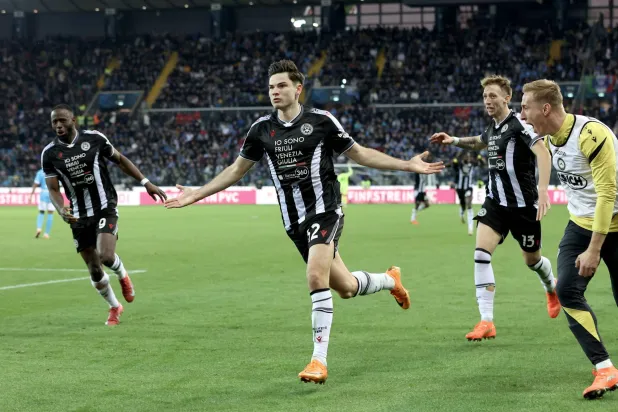 فرحة لاعبي أودينيزي بهدف إيكيلينكامب في مرمى نابولي (إ.ب.أ)