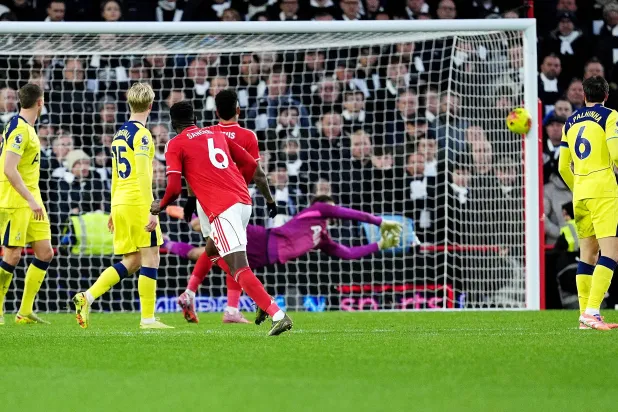 إبراهيم سنغاري لحظة تسجيله الهدف الثالث لنوتنغهام في مرمى توتنهام (د.ب.أ)