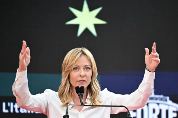رئيسة الوزراء الإيطالية جورجيا ميلوني خلال حديثها في مهرجان «أتريو» الذي ينظمه حزبها «إخوة إيطاليا» (أ.ف.ب) 