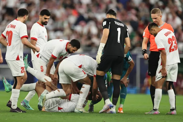 النعيمات لحظة تعرضه للإصابة (تصوير: سعد العنزي)