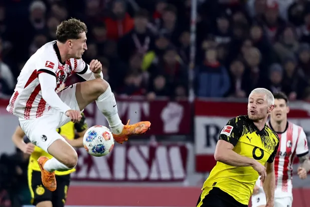 التعادل الإيجابي حسم موقعة فرايبورغ ودورتموند (إ.ب.أ)