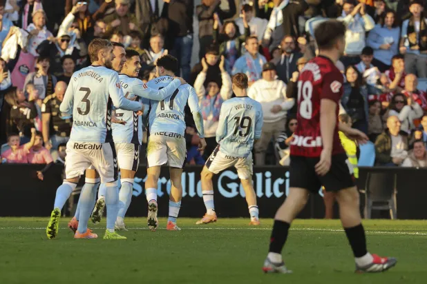 فرحة لاعبي سيلتا فيغو بالفوز على بلباو (إ.ب.أ)