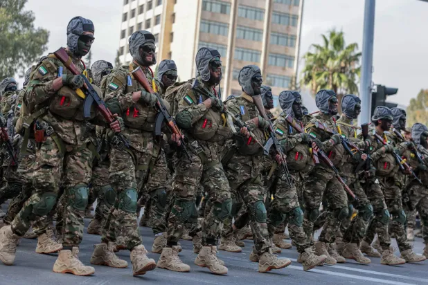 عناصر من الأمن السوري يشاركون في عرض عسكري وسط دمشق بمناسبة الذكرى السنوية الأولى لسقوط نظام الأسد (د.ب.أ)