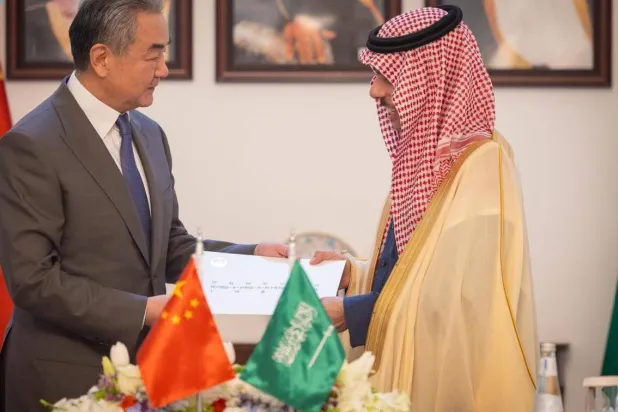 وزير الخارجية السعودي يتسلم الرسالة من نظيره الصيني (واس)