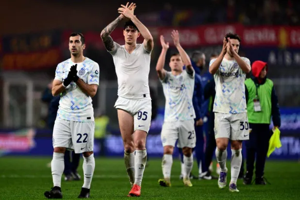 لاعبو إنتر ميلان يحيون جماهيرهم الزائرة بعد الفوز على جنوا (أ.ف.ب)