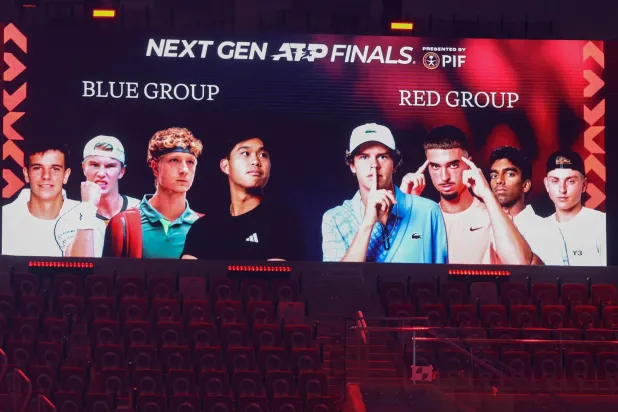 لاعبو المجموعتين على شاشة العرض بعد نهاية مراسم القرعة (تصوير: عدنان مهدلي)