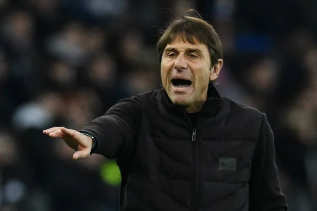 أنطونيو كونتي مدرب نابولي (رويترز)