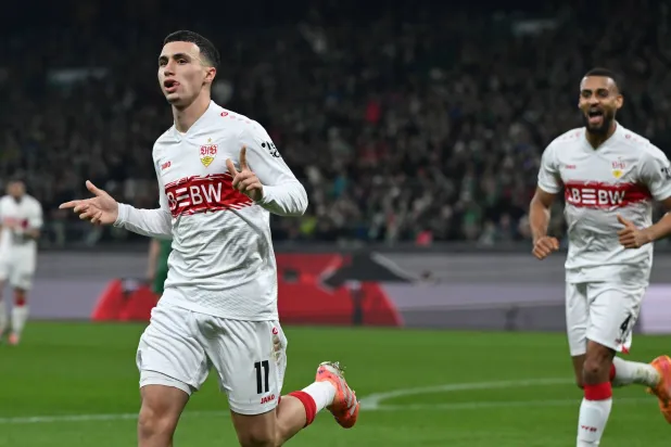 المغربي الدولي بلال الخنوس (يسار) يحتفل بهدفه في بريمن (د.ب.أ) 