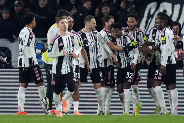 احتفالية لاعبي يوفنتوس بهدف كابال القاتل في مرمى بولونيا (أ.ب)