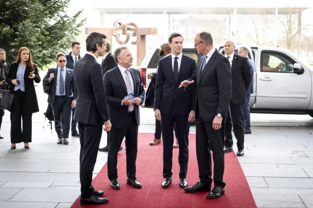 Almanya Başbakanı Friedrich Merz, dün Berlin'de ABD Başkanı Donald Trump’ın Özel Temsilcisi Steve Witkoff ve damadı Jared Kushner'ı karşıladı (EPA)