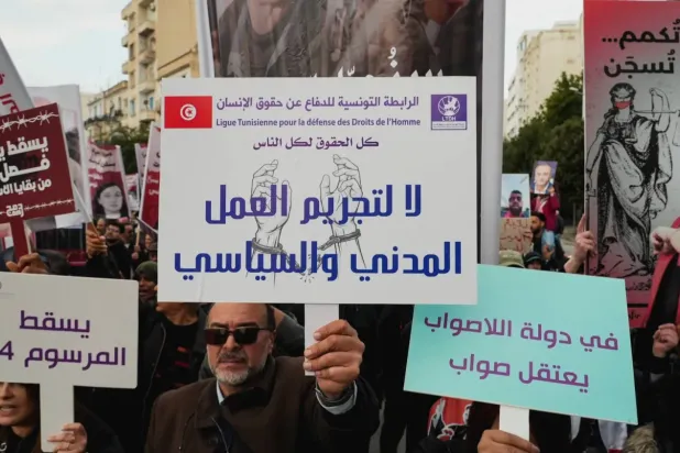 Tunus'un başkentinde cumartesi günü düzenlenen bir gösteriden, (Reuters)