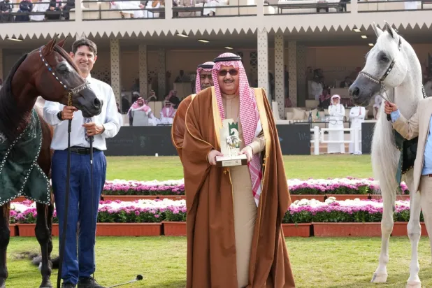 الأمير عبدالعزيز بن أحمد خلال التتويج (الشرق الأوسط)