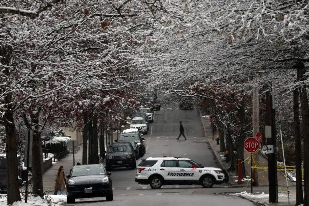 تقوم الشرطة بدوريات في جامعة براون عقب حادث إطلاق نار جماعي (أ.ف.ب)