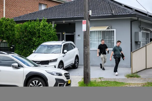 أفراد من شرطة نيو ساوث ويلز يفحصون مكاناً مستأجراً يُعتقد أن منفّذي هجوم بونداي أقاما فيه قبل التنفيذ (إ.ب.أ)