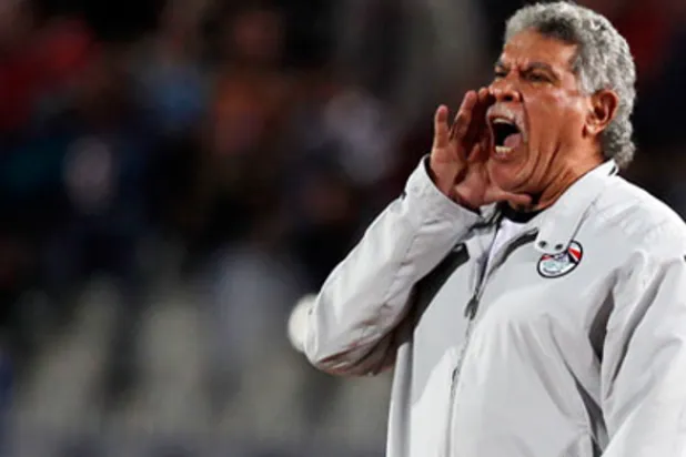 حسن شحاتة أوّل مدرّب في القارة السمراء وأول مدرّب مصري يقود منتخب بلاده إلى 3 ألقاب قارية متتالية (رويترز)