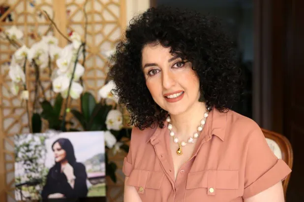 الإيرانية الحاصلة على جائزة نوبل للسلام نرجس محمدي وفي الإطار صورة لمهسا أميني (مؤسسة نرجس عبر منصة «إكس» - نوشين جعفري) 