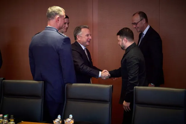 Ukraine's President Volodymyr Zelenskiy shakes hands with US Special Envoy to the Middle East Steve Witkoff next to U.S. President Donald Trump's son-in-law Jared Kushner, German Chancellor Friedrich Merz and NATO Supreme Allied Commander Europe (SACEUR), US Air Force General Alexus Grynkewich, amid Russia's attack on Ukraine, in Berlin, Germany, December 14, 2025. Ukrainian Presidential Press Service/Handout via REUTERS  