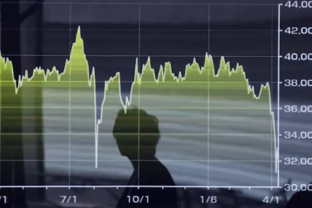 شاشة إلكترونية تعرض رسماً بيانياً لحركة مؤشر «نيكي» للأسهم اليابانية خارج أحد مكاتب الوساطة في طوكيو (رويترز)