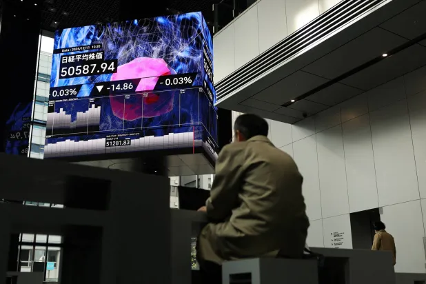 شاشة تعرض حركة الأسهم داخل أحد المباني في طوكيو (رويترز)