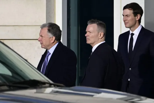 ABD Başkanı Donald Trump'ın damadı Jared Kushner ve ABD Özel Temsilcisi Steve Witkoff Berlin'deki Adlon Oteli'nden ayrılırken (AFP)