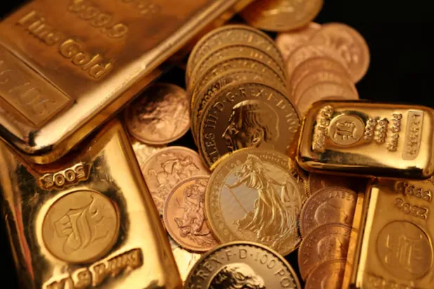 UK gold bars and gold Sovereign coins are displayed at Baird & Co in Hatton Garden in London, Britain, October 8, 2025. REUTERS/Hiba Kola