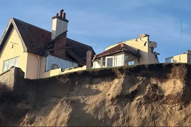 هدم منزل «ذا تشانتري» في منطقة ثوربنِيس على ساحل مقاطعة سوفولك البريطانية (آي تي في نيوز)