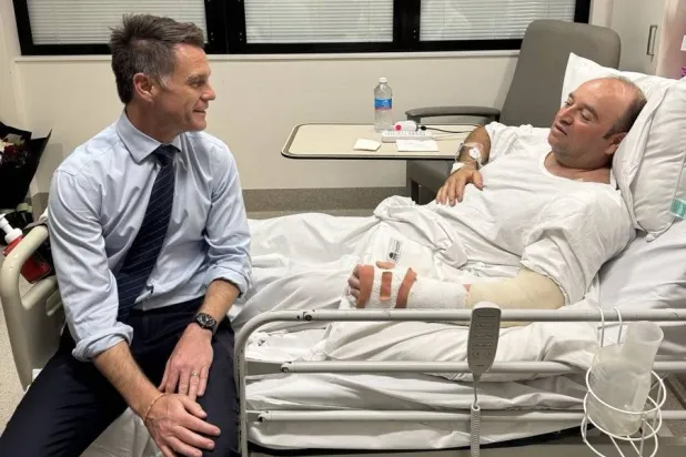 كريس مينز حاكم نيو ساوث ويلز خلال زيارة لأحمد الأحمد في المستشفى (حساب مينز عبر منصة «إكس»)