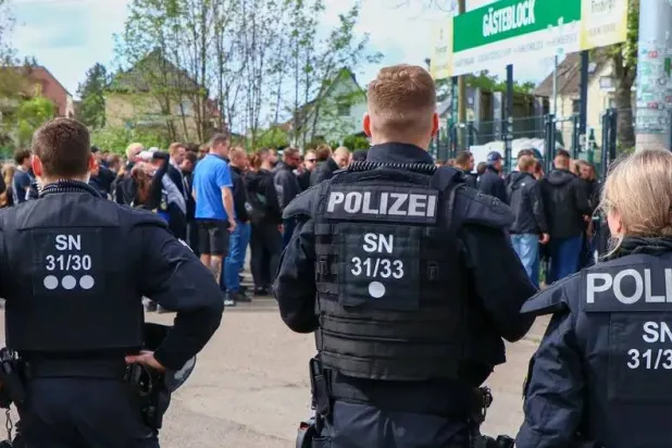 تدخلت الشرطة أثناء حدوث مشكلات بين الجماهير في مباراة الدرجة الرابعة (رويترز)