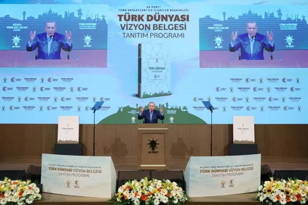 الرئيس التركي رجب طيب إردوغان متحدثاً خلال حفل إطلاق وثيقة رؤية حزب «العدالة والتنمية» للعالم في أنقرة الاثنين (الرئاسة التركية)