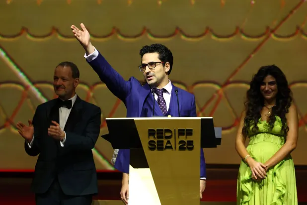 المخرج سعيد زاغة يشير إلى زملائه من المخرجين الفلسطينيين (البحر الأحمر) 