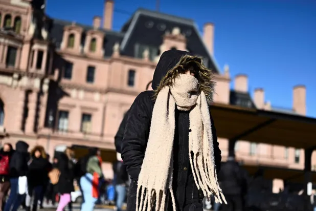 يجد كثير من الأشخاص صعوبة في التكيف مع الطقس البارد (رويترز)