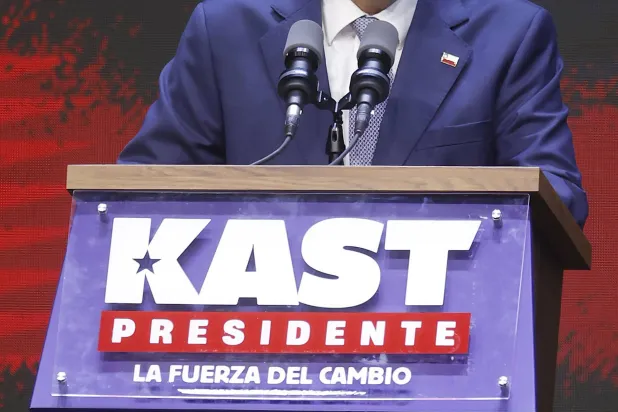 خوسيه أنطونيو كاست يلقي خطاب الفوز بعد إعلان نتائج الدور الثاني من انتخابات الرئاسة في سانتياغو مساء الأحد (إ.ب.أ)