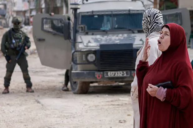 الجيش الإسرائيلي في مخيم نور شمس للاجئين الفلسطينيين شمال الضفة الغربية (أ.ف.ب)