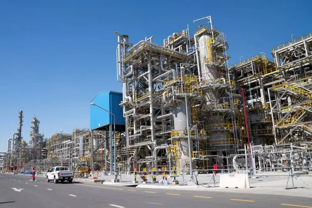 إحدى وحدات مصفاة الزور بالكويت (رويترز)