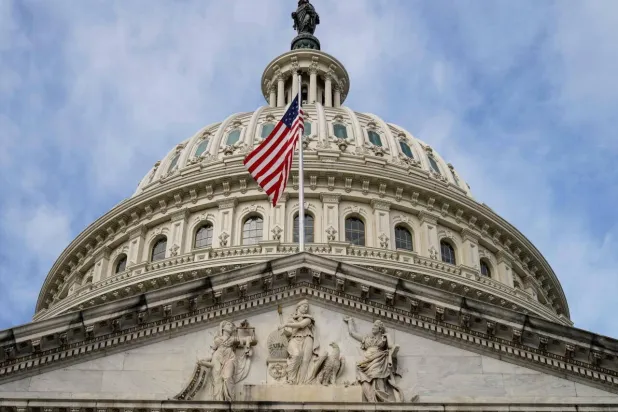 علم أميركا على مجلس الشيوخ في العاصمة واشنطن (رويترز)