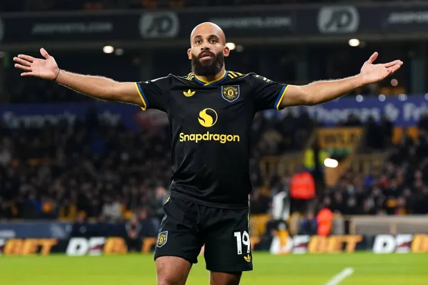 الكاميروني برايان مبويمو لاعب مان يونايتد (د.ب.أ)