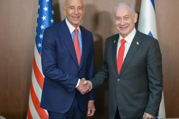المبعوث الأميركي الخاص إلى سوريا توم برّاك ورئيس الوزراء الإسرائيلي بنيامين نتنياهو في لقاء يوم الاثنين (الحكومة الإسرائيلية)