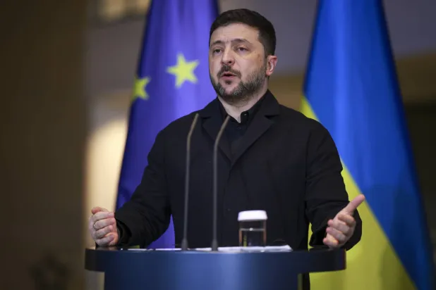 الرئيس الأوكراني فولوديمير زيلينسكي يتحدث خلال مؤتمر صحافي مع المستشار الألماني فريدريش ميرتس في مقر المستشارية في برلين بألمانيا 15 ديسمبر 2025 (إ.ب.أ)
