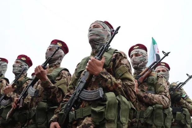 قوات من الجيش السوري أثناء عرض عسكري بدير الزور يوم 8 ديسمبر (إكس)