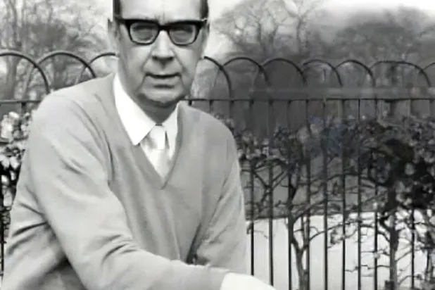 لاركن... شاعر أحبه الناس واختلف عليه النقاد