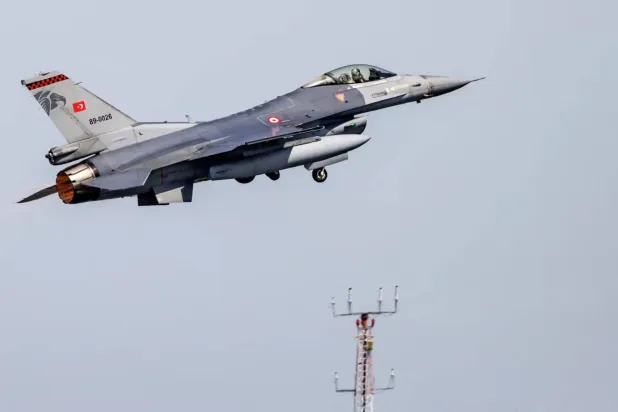 Türk Hava Kuvvetlerine ait bir F-16 savaş uçağı, 9 Haziran 2023'te Kuzey Almanya'da yapılan hava tatbikatları sırasında kalkış yapıyor (Reuters).
