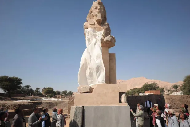 ترميم تمثال أمنحتب الثالث بـ«معبد ملايين السنين» (وزارة السياحة والآثار)
