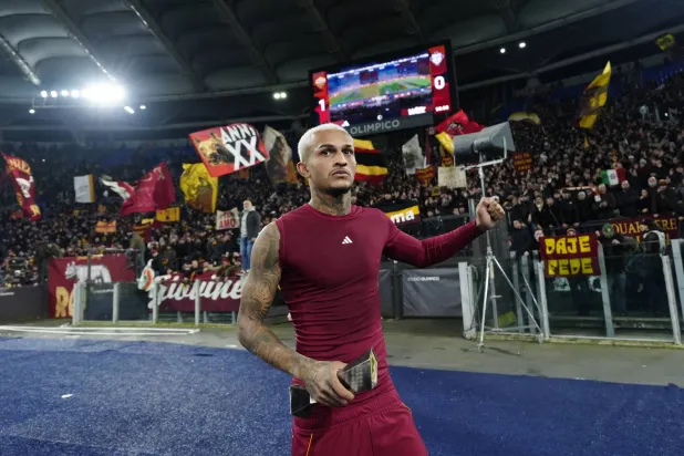 ويسلي صاحب هدف الفوز لروما يحيي جماهير فريقه (رويترز)