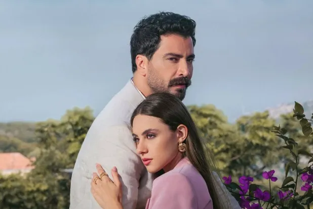 الممثلان معتصم النهار وأندريا طايع، بطلا مسلسل «مش مهم الإسم» (شركة الصبّاح)