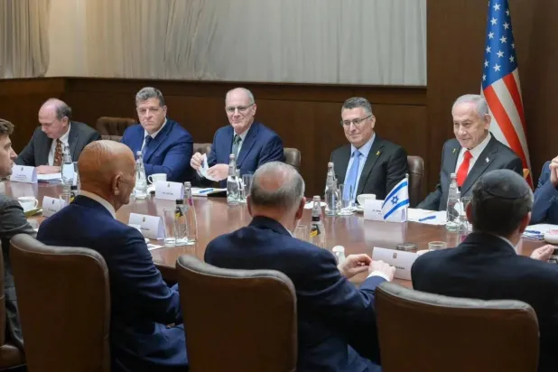 Photo of the meeting between the US Special Envoy to Syria, Tom Barrack, and Israeli Prime Minister Benjamin Netanyahu on Monday (Israeli Government). 