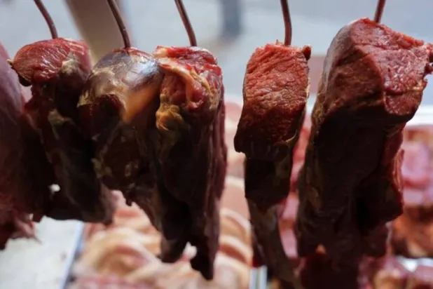 تُعدّ اللحوم الحمراء من المصادر الممتازة لفيتامين «B12» (أرشيفية - رويترز)
