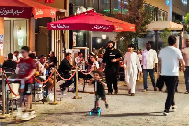  People enjoy sitting outdoors as the summer heat eases in Riyadh (AFP). 