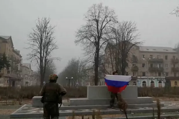 (foto altı) Ukrayna'nın Donetsk bölgesindeki Pokrovsk şehrinde Rus bayrağıyla poz veren bir asker (Arşiv – Reuters)