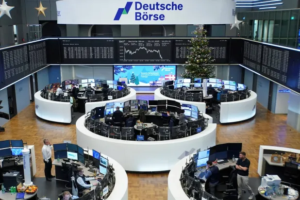 مخطط مؤشر أسعار الأسهم الألماني «داكس» في بورصة فرانكفورت (رويترز)